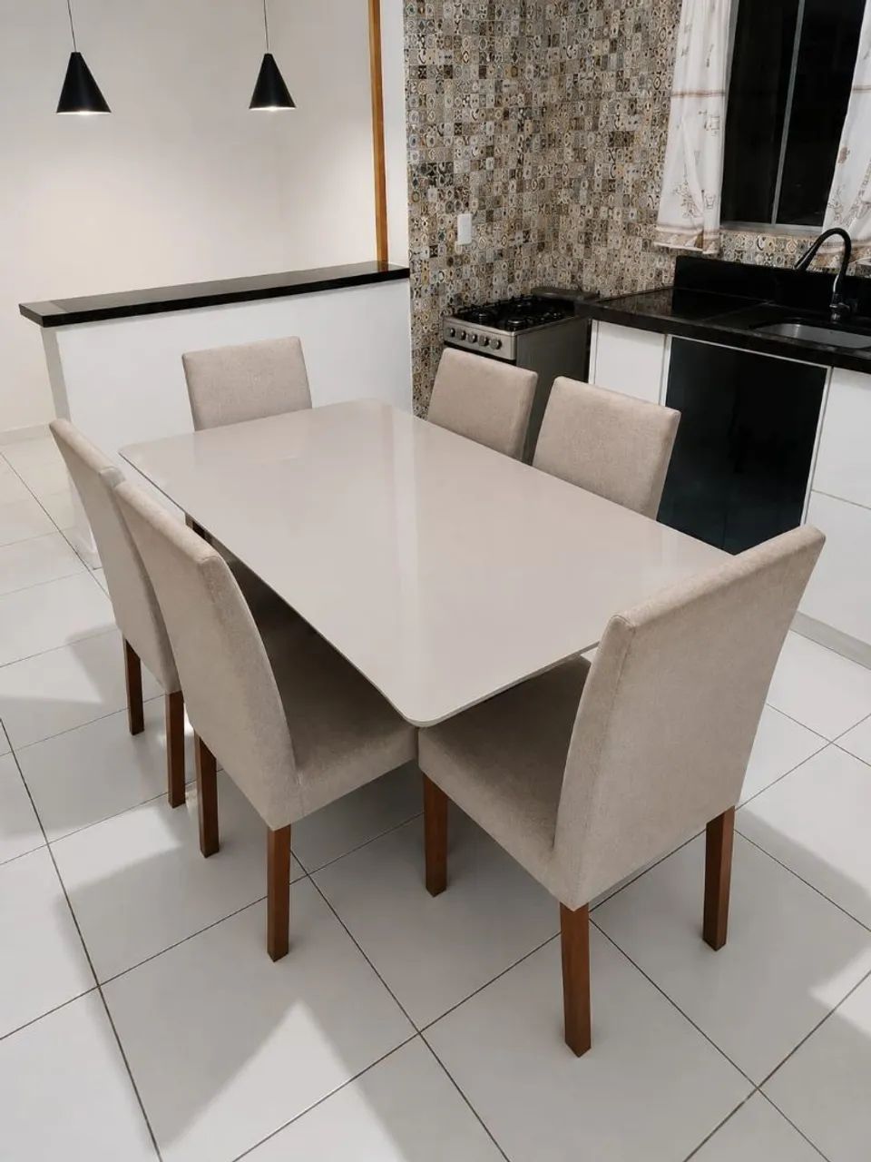 Mesa com 6 cadeiras 