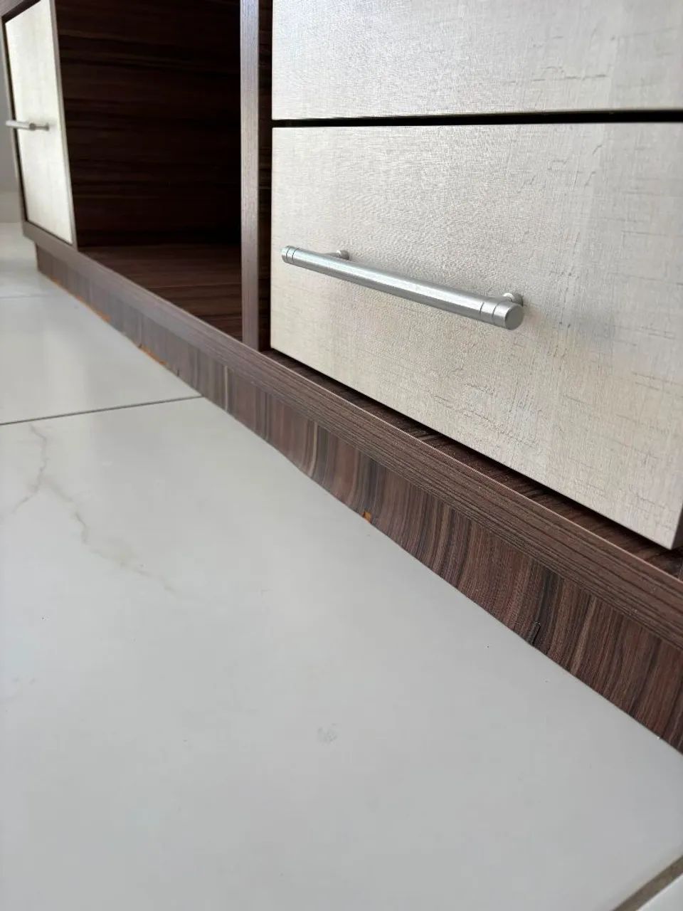 Rack com painel de TV.