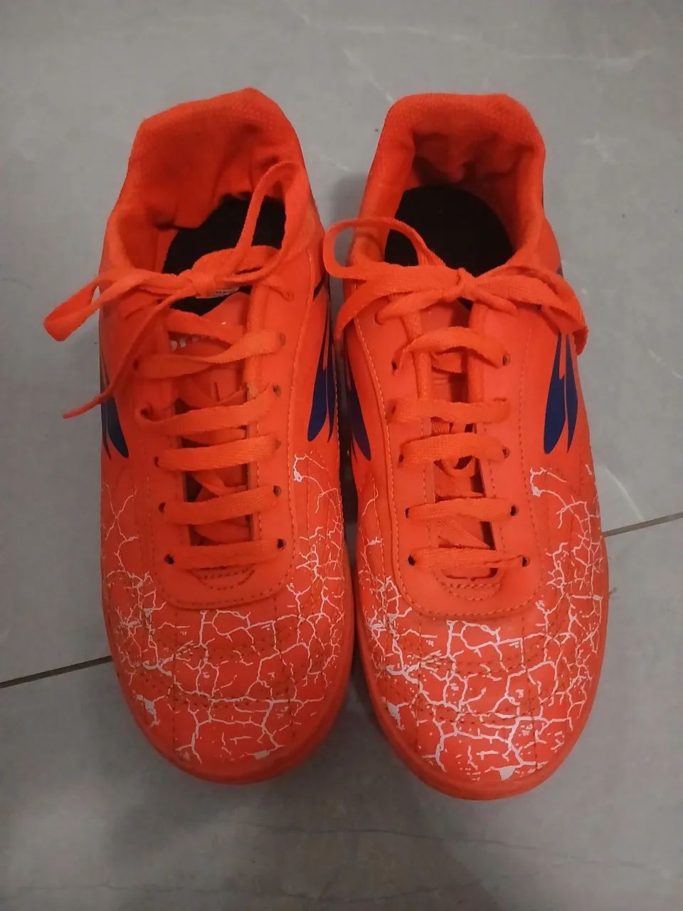 Chuteira marca Dray  na caixa cheiro de novo usada uma vez,de cor laranja  - Foto 4