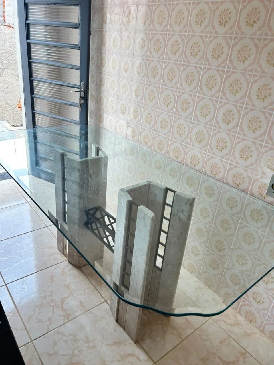 Mesa vidro com pés de mármore 