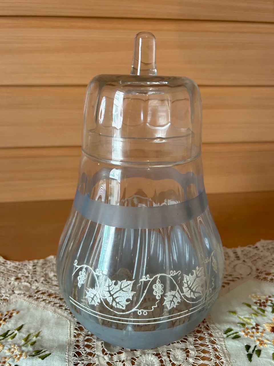 Bomboniere antiga de vidro em formato de pêra