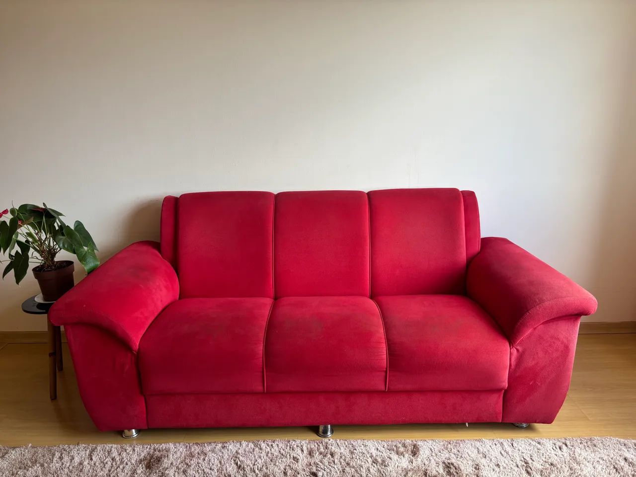 Sofá três lugares vermelho em ótimo estado