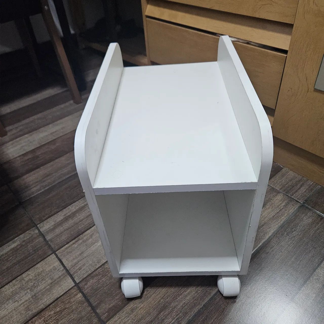 Suporte para CPU e Nobreak com Rodízios em MDF Branco - Excelente Estado