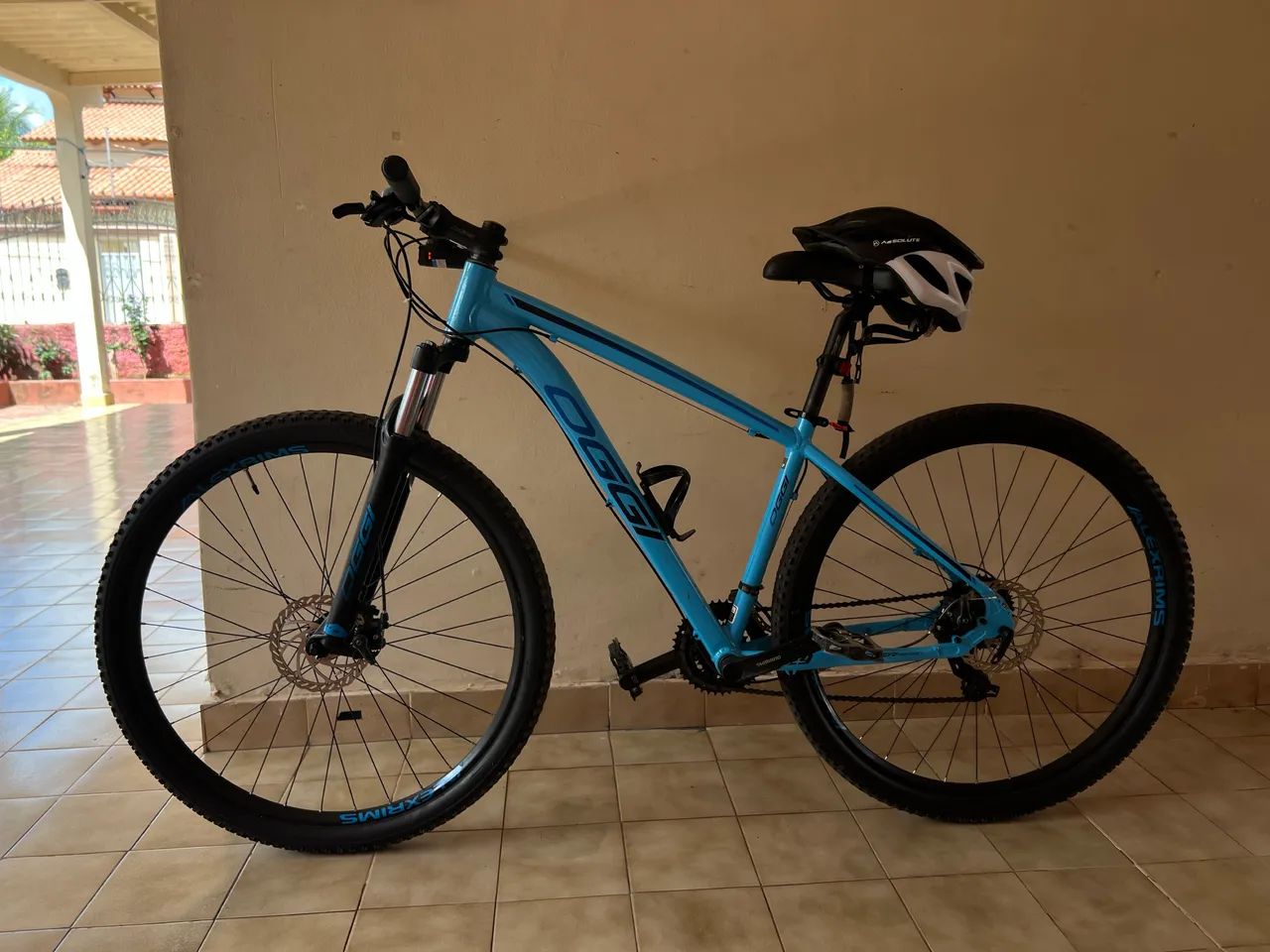 Bicicleta Oggi Hacker Sport Aro 29 Azul + Capacete e Suporte de Garrafa