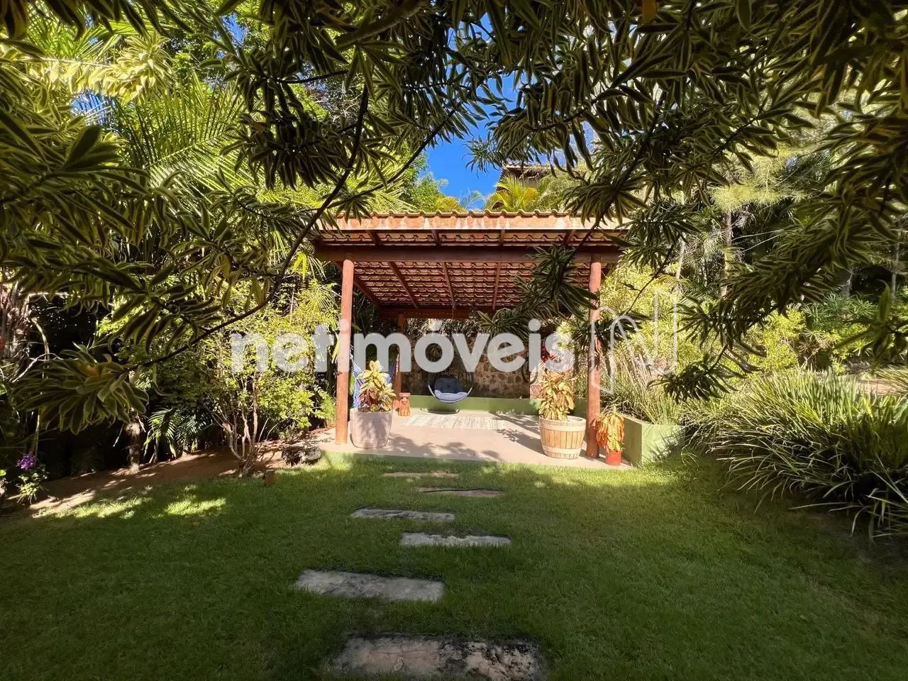 Casa com 4 suítes e amplo terreno