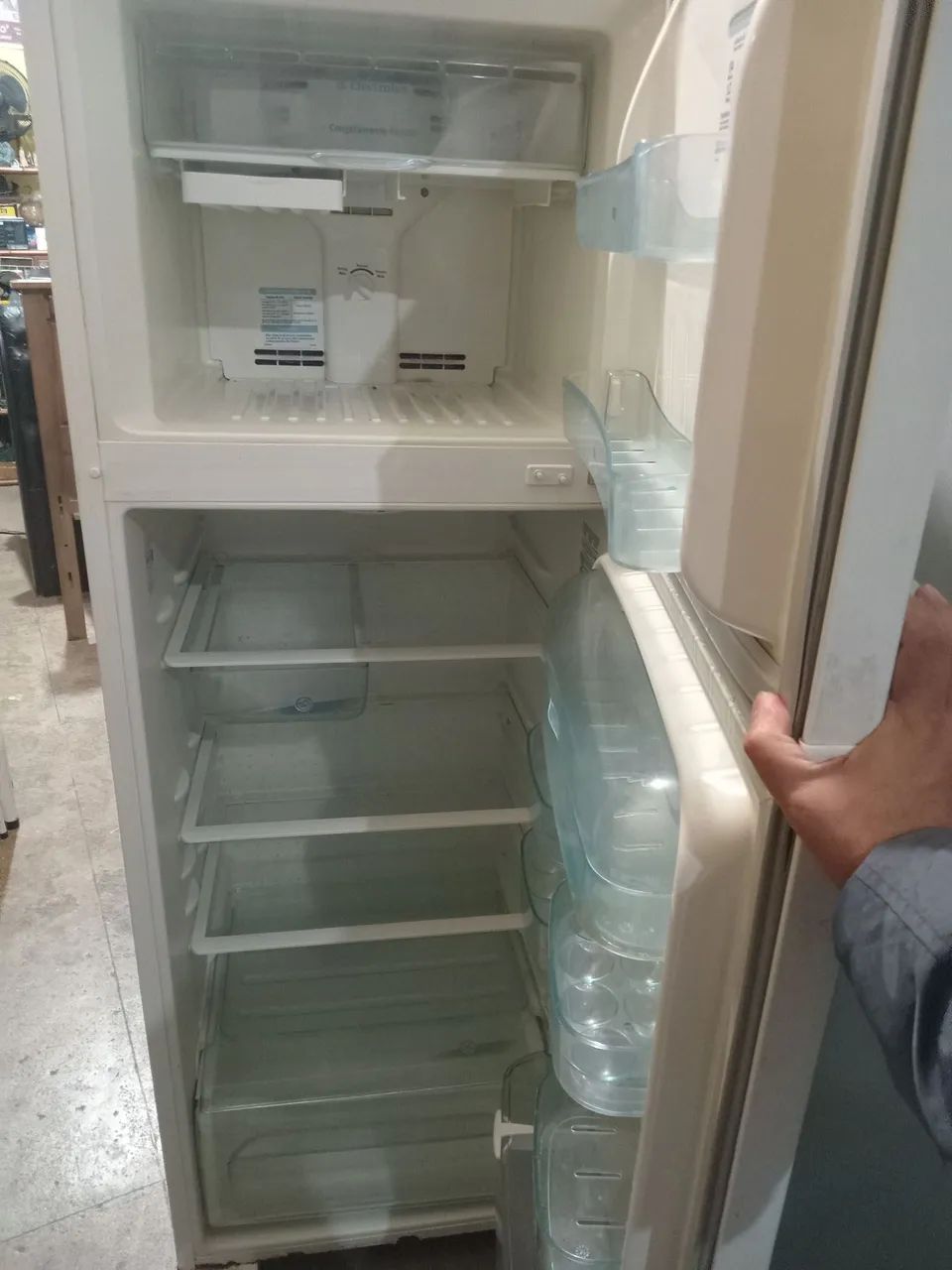 GELADEIRA ELECTROLUX OBS: COM DEFEITO.  - Foto 2