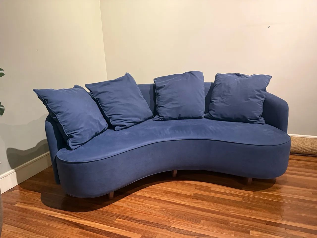 Sofá Líder curvo azul - design orgânico + almofadas - Foto 3