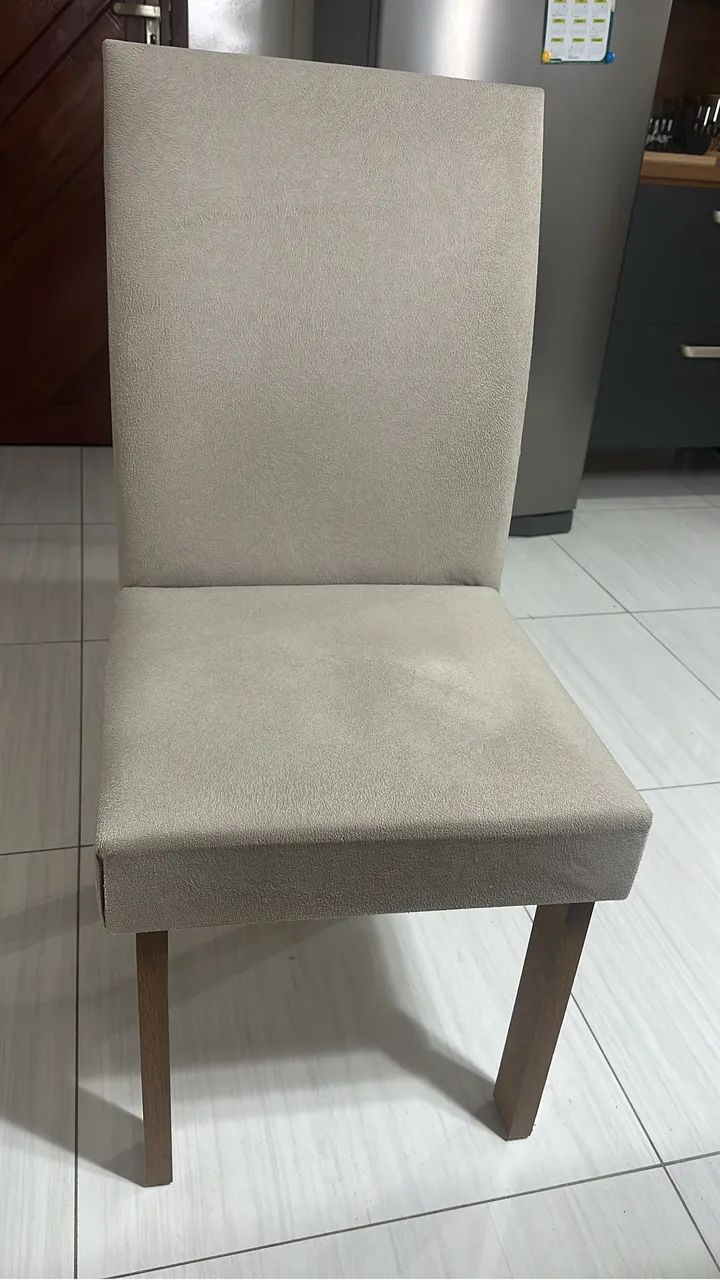 Mesa Nova com quatro cadeiras ( madeira e tampo de vidro)