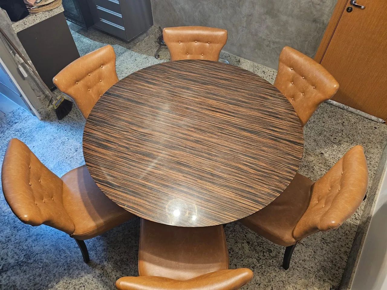 Mesa laqueada com 6 cadeiras em couro ecológico  - Foto 2