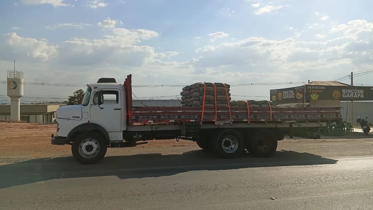 Vende-se caminhão 