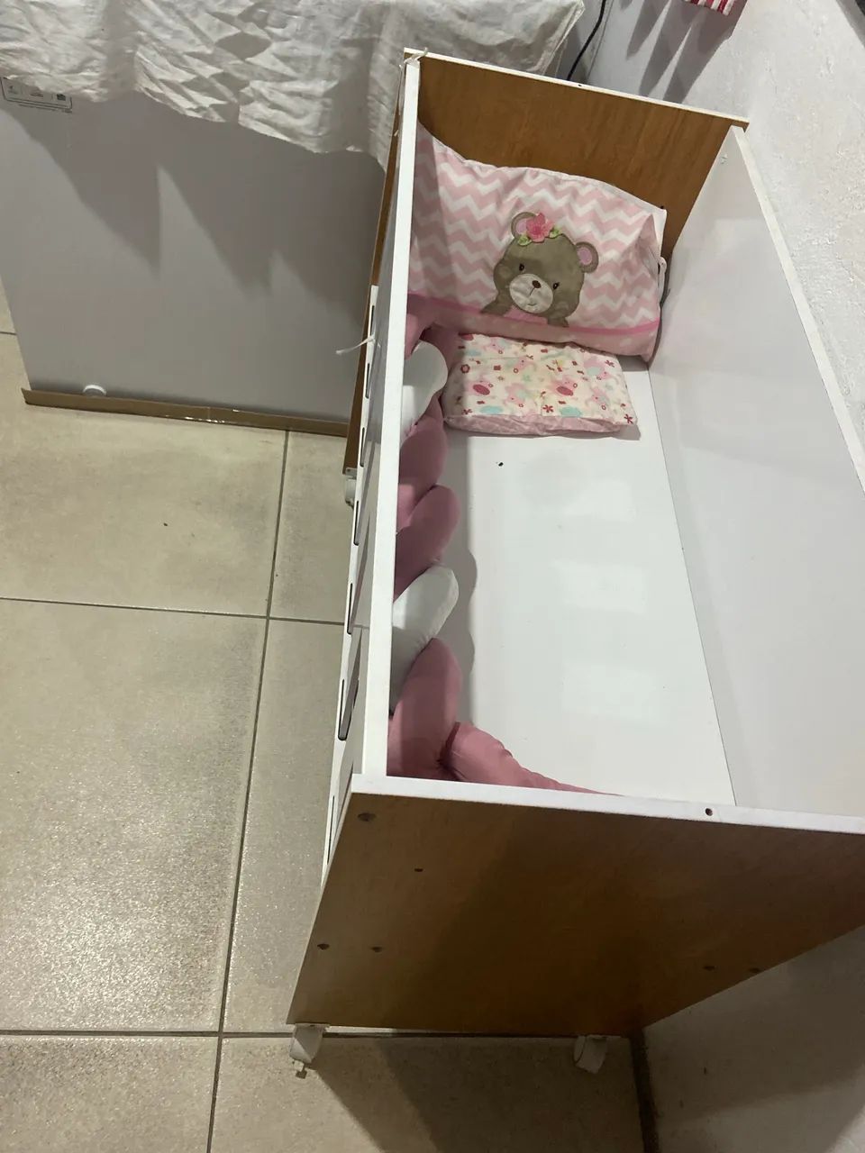 Mini berço/ acompanha colchão.