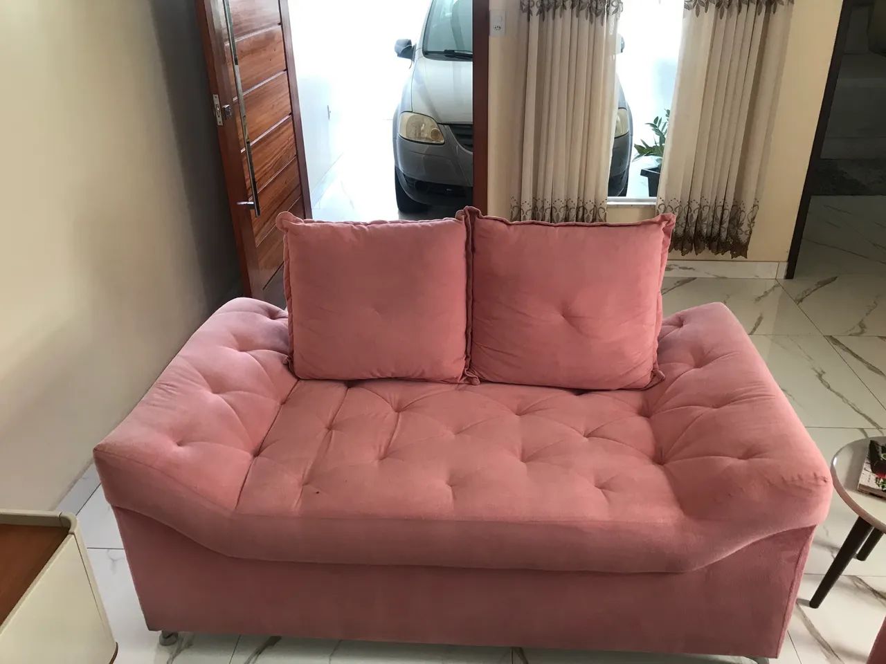 Conjunto de sofás 2 e 3 lugares rosa capitonê em ótimo estado - Foto 2