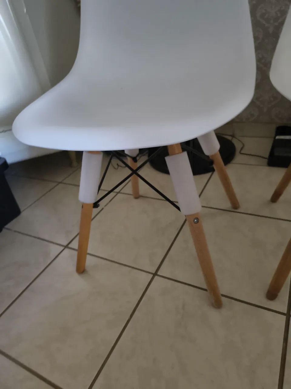 Vendo 2 cadeiras brancas excelentes  - Foto 4