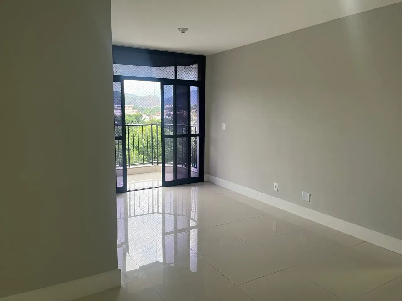 Vendo excelente apartamento 2 quartos Bosque Mirataia