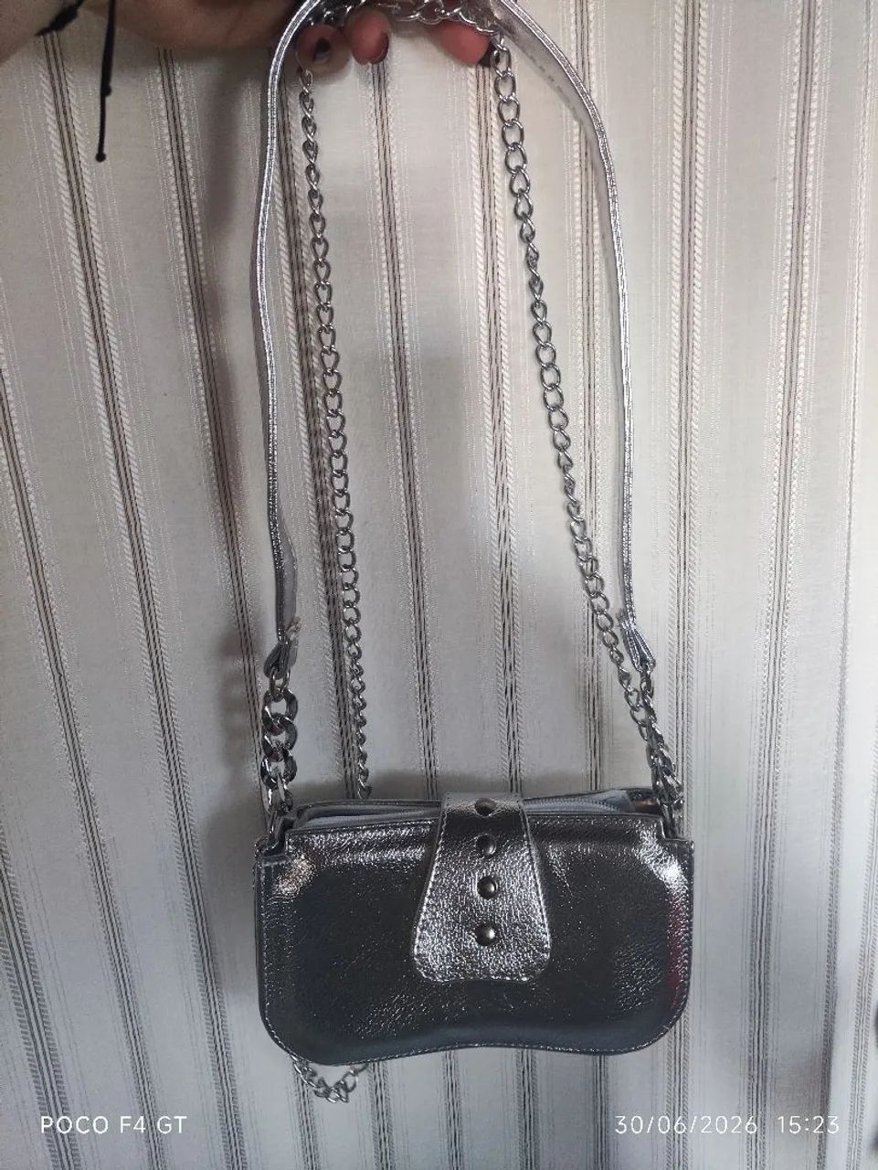 Bolsa Feminina Prata Metalizada com Alça de Corrente - Nova - Foto 2