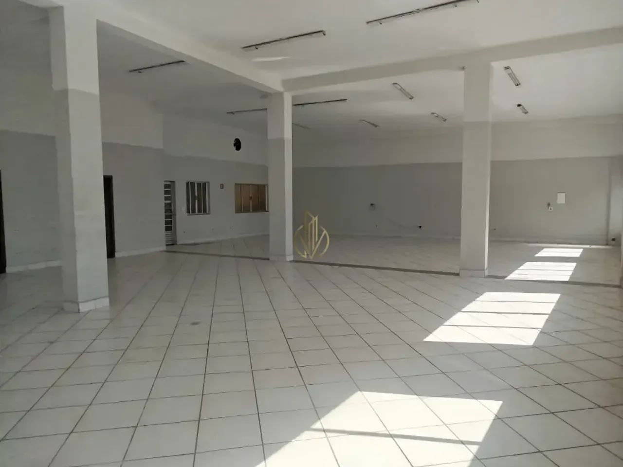 Loja comercial espaçosa 321m² com 2 banheiros na Avenida dos Trabalhadores, Mogi Guaçu - Foto 2