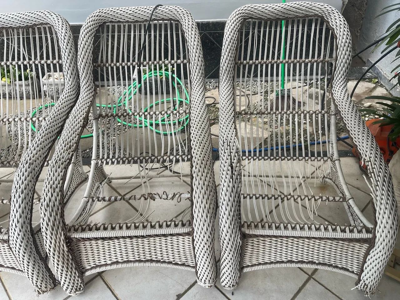 Cadeiras de jardim e área externa 