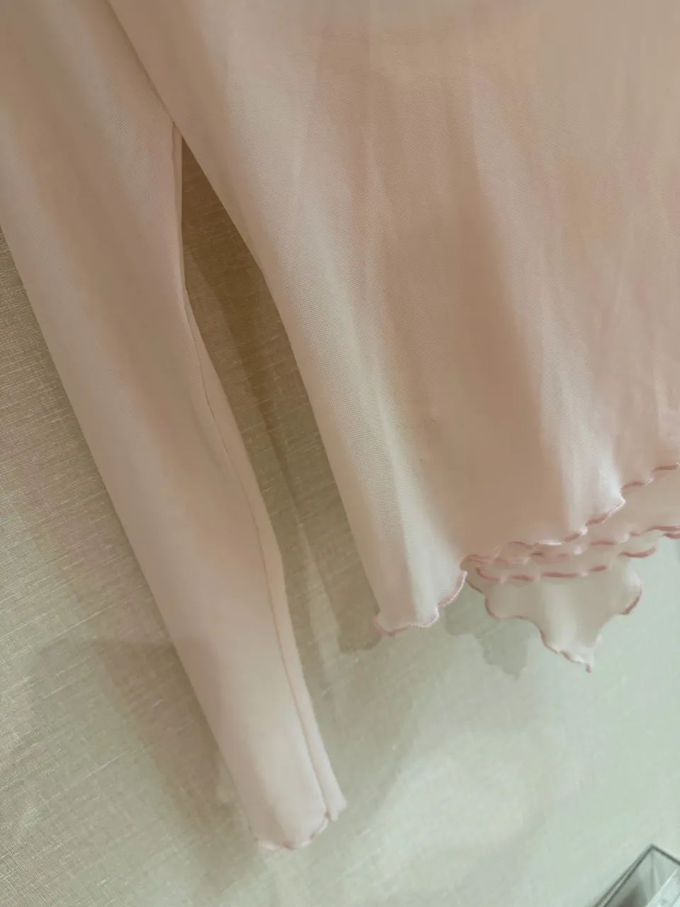 Blusa transparente manga longa decotada - Foto 4
