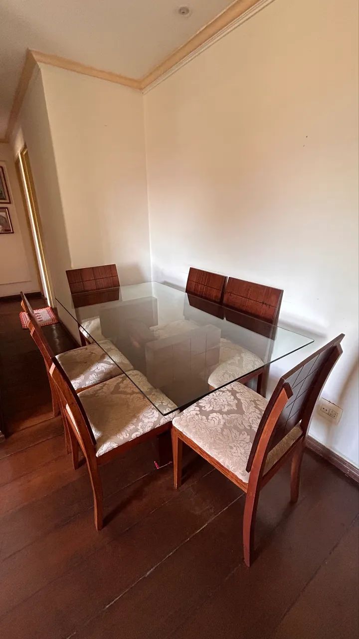 Mesa com 6 cadeiras 