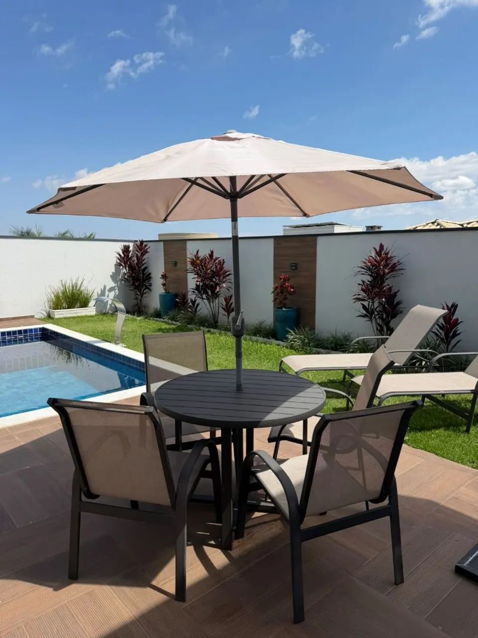 Conjunto de mesa de alumínio com ombrelone e 2 espreguiçadeira  - Foto 4