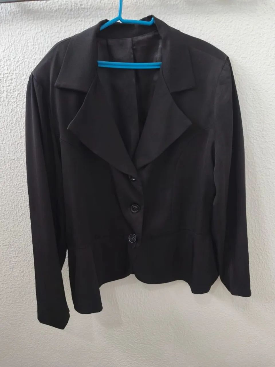 Conjunto social blazer e saia preta plus size