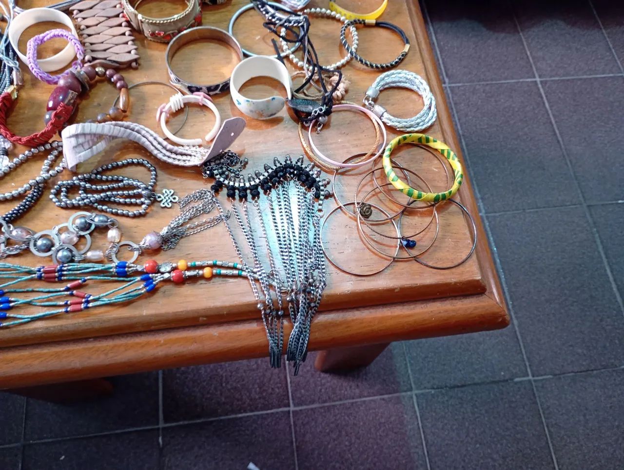 Pulseiras e colares 45 peças diversas  - Foto 5