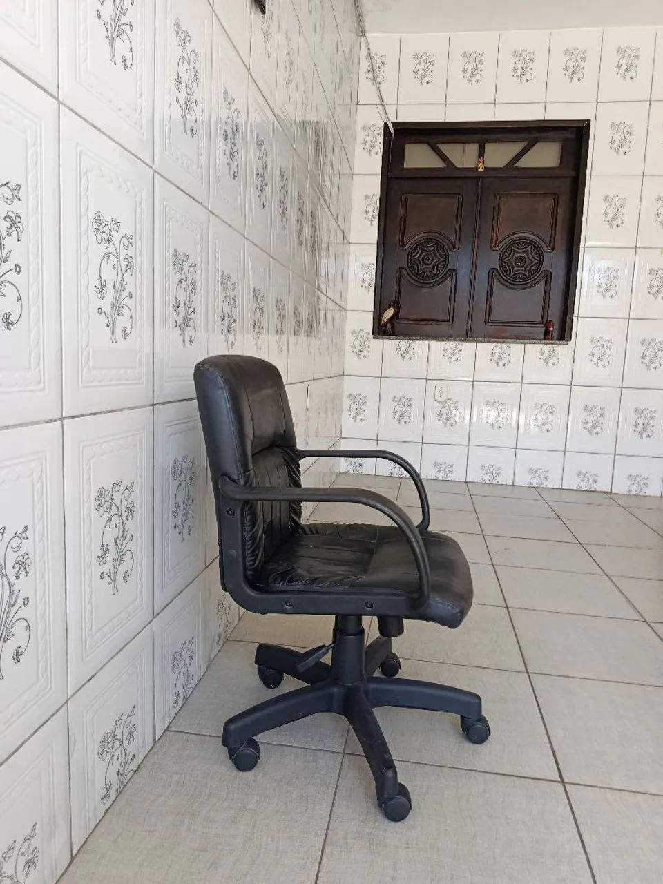 Vende-se uma cadeira de escritório usada 