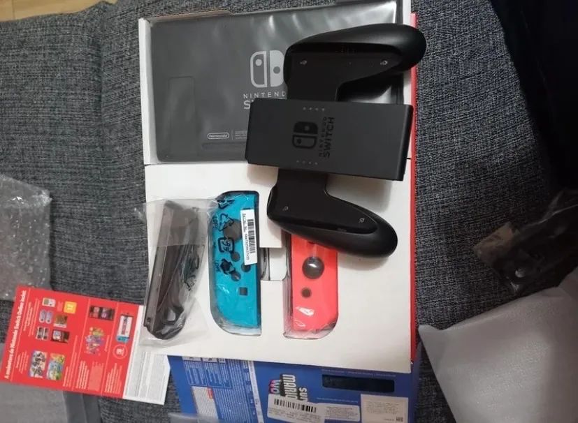 Nintendo Switch 32GB 2 Controles Joy-Con 