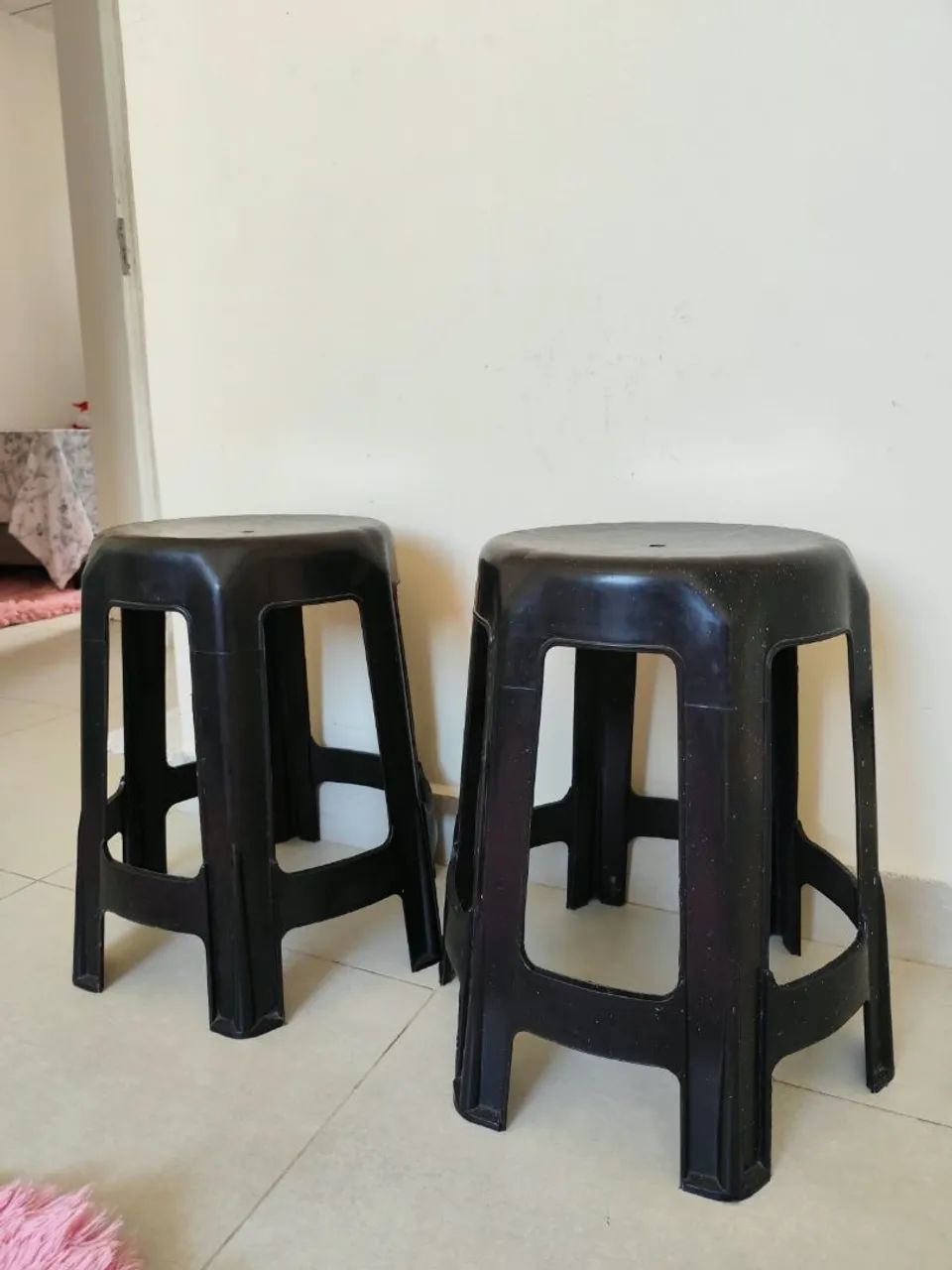 Bancos de plástico pretos - Foto 5