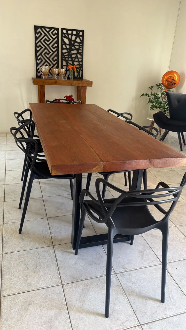 Vendo mesa de madeira maciça com 6 cadeiras  - Foto 2