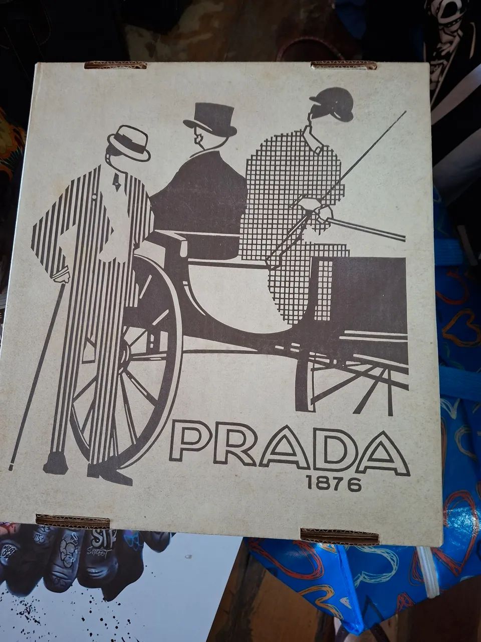 Chapéu prada antigo na caixa