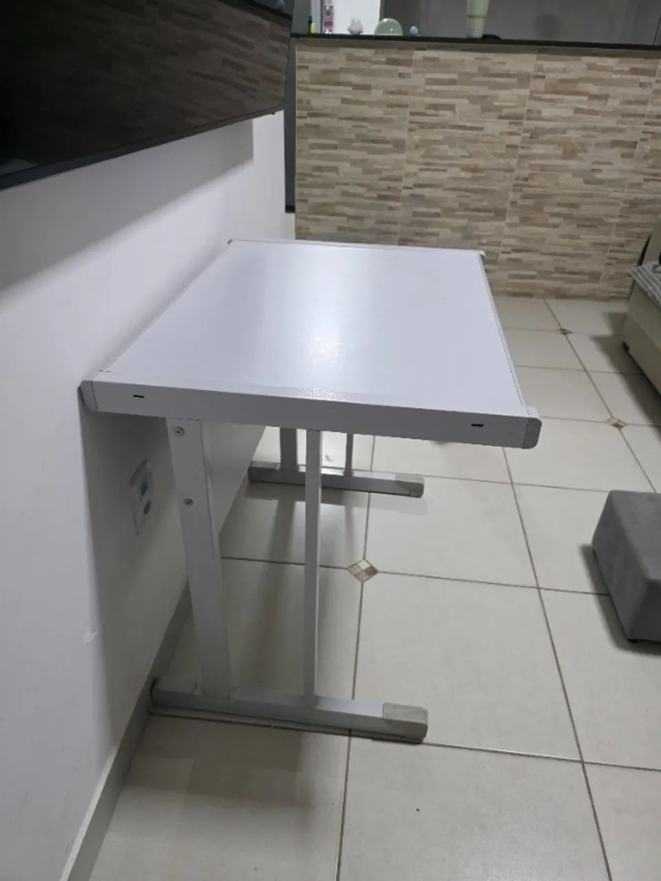Mesa de escritório retangular cinza claro