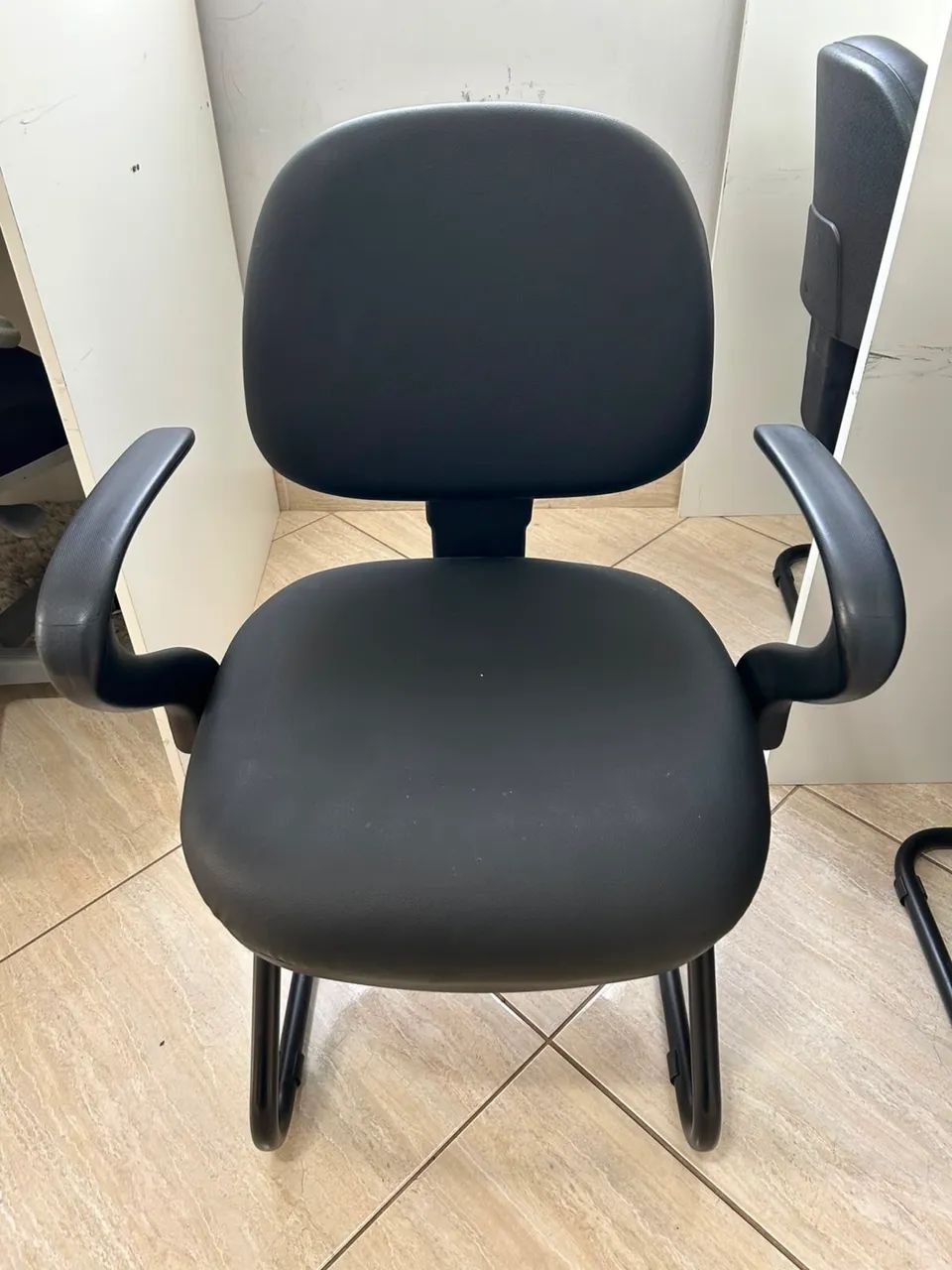 Cadeira fixa bem resistente 
