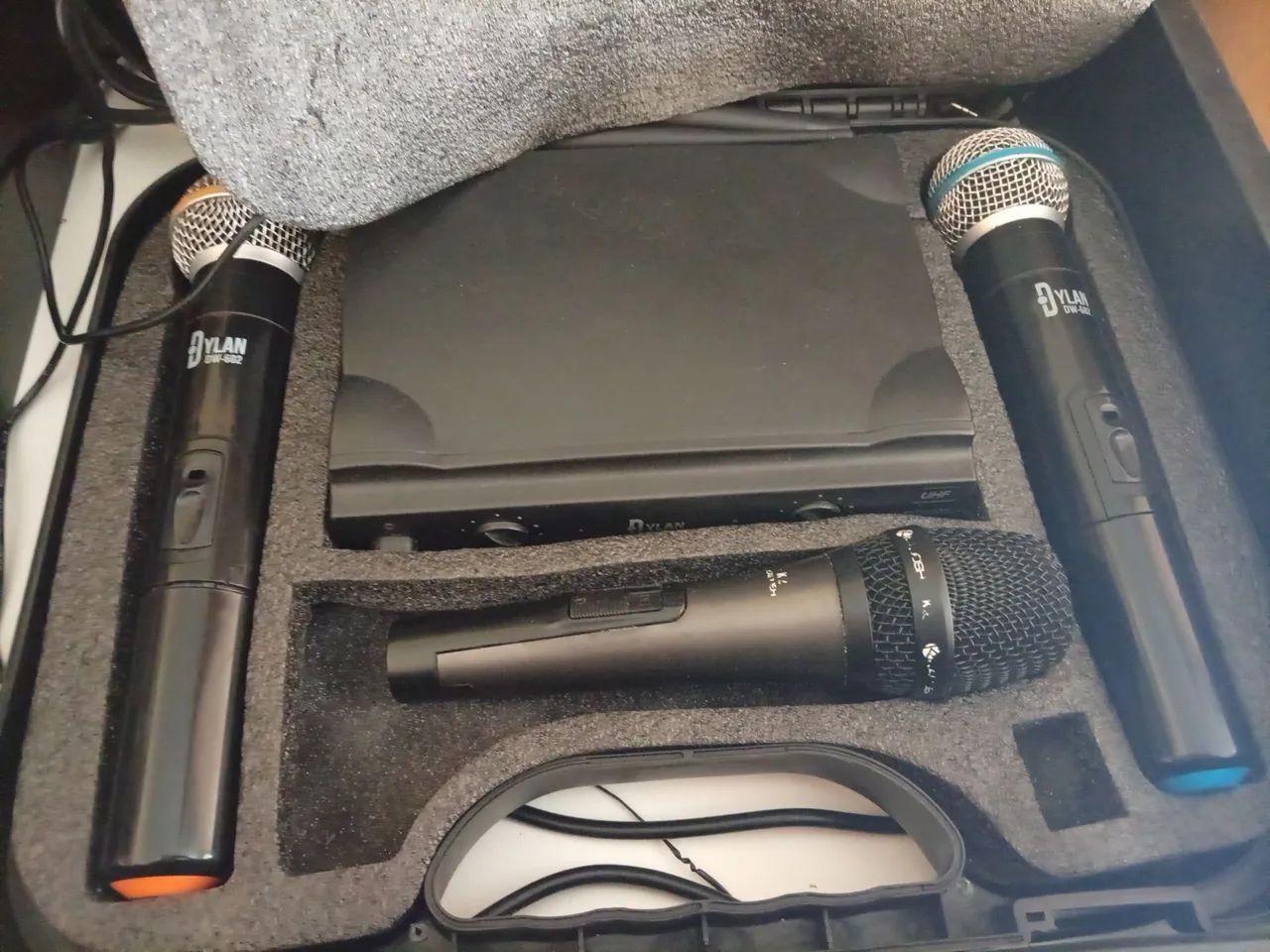Aparelho de som com microfone e caixas mais 03 led e mesa - Foto 2