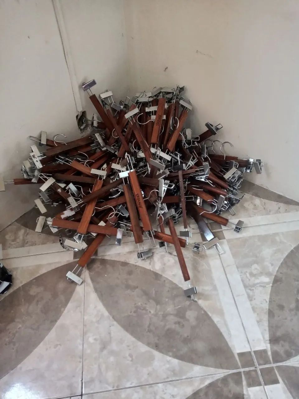 Vendo 130 cabides de madeira.R$2,50 cada - Foto 4