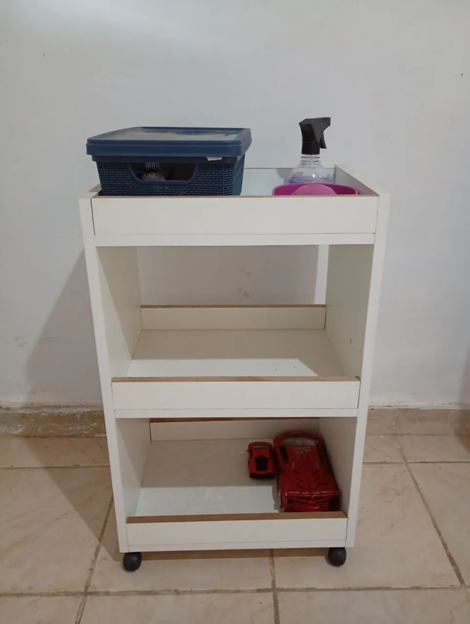 Estou vendendo uma mesa de manicure, uma luminária e máquinas. 
