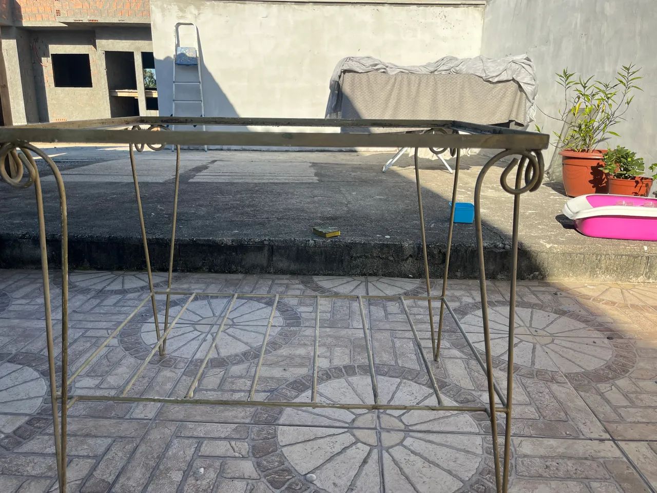 Base de mesa em ferro trabalhado com prateleira - sem vidro - Foto 5