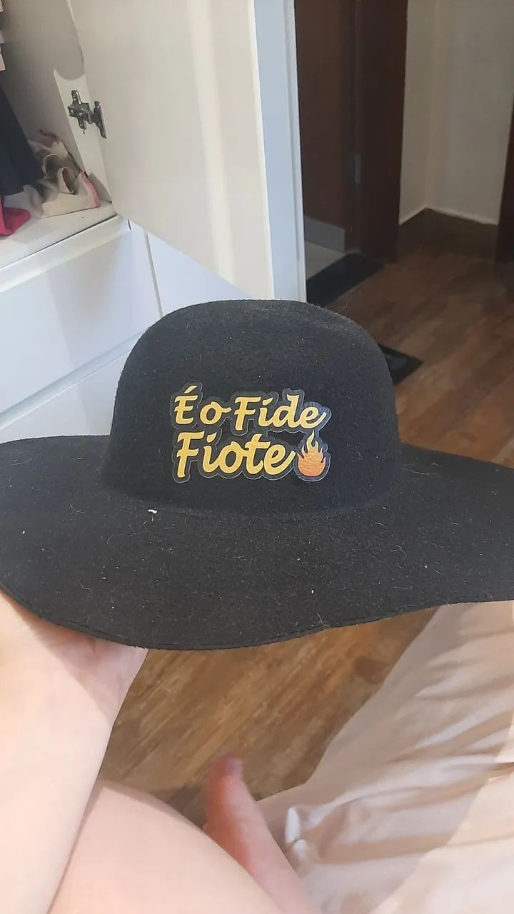 Chapéu de vaqueiro " é o fide fiote"