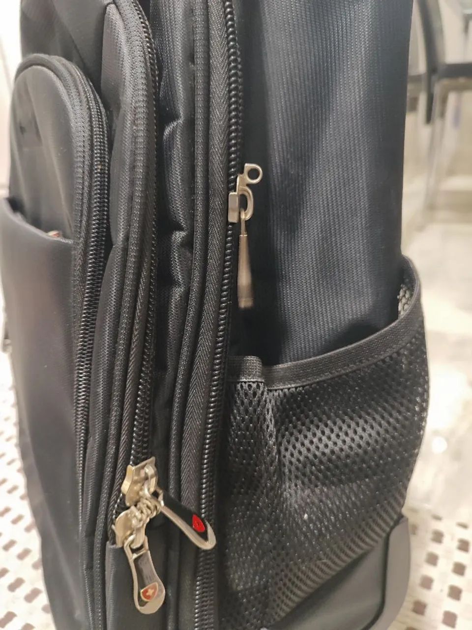 Mochila preta com rodinhas - Foto 2