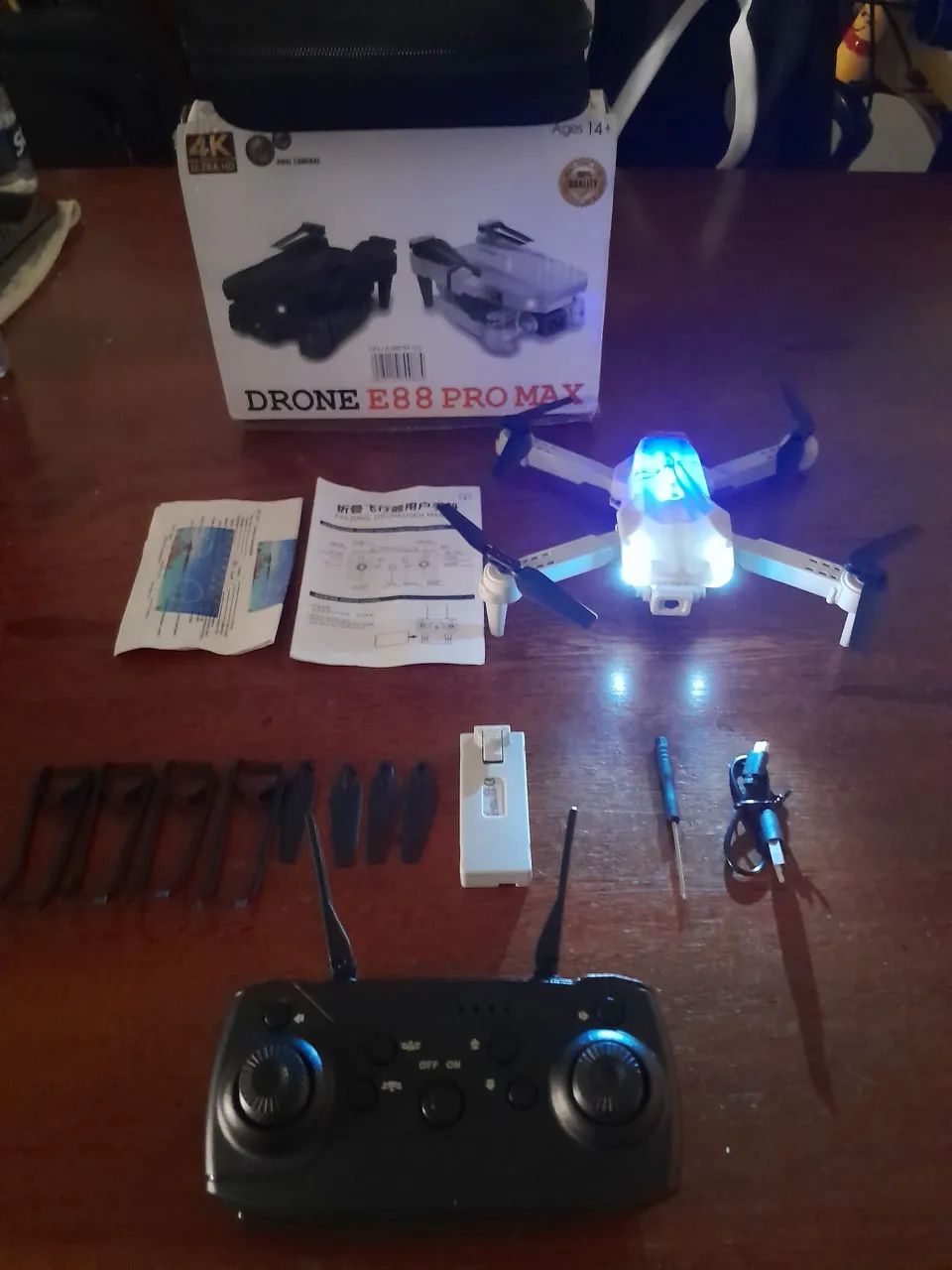 Drone E88 PRO MAX para iniciantes,cor cinza, ótima imagem de camera 4k,voo automático - Foto 5