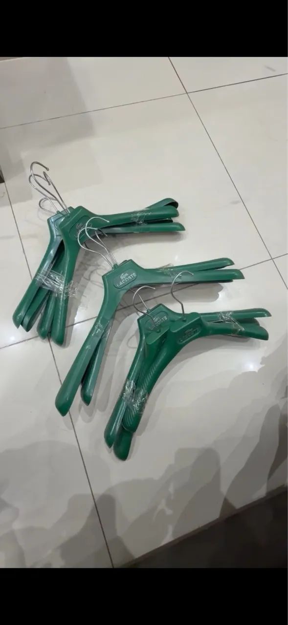 Vende - se cabides em ótimo estado .