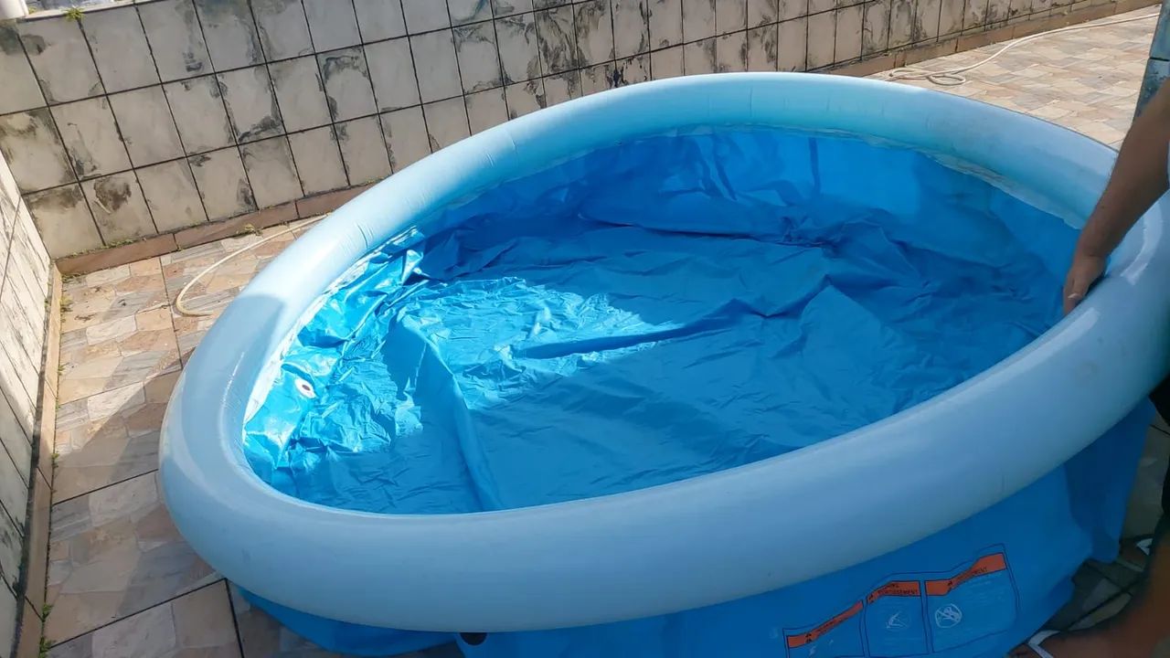 Piscina Bestway semi nova 