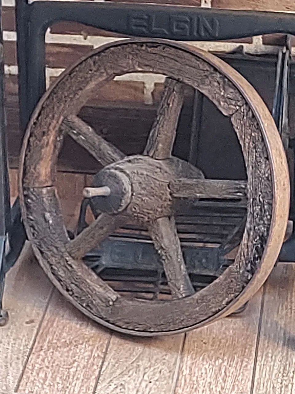 Roda de madeira antiga 50cm  - Foto 2