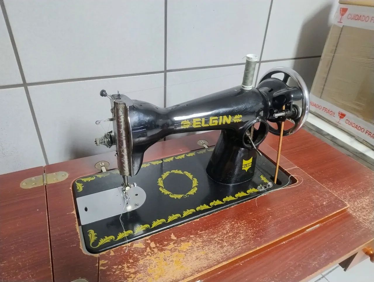 Máquina de costura antiga  - Foto 3