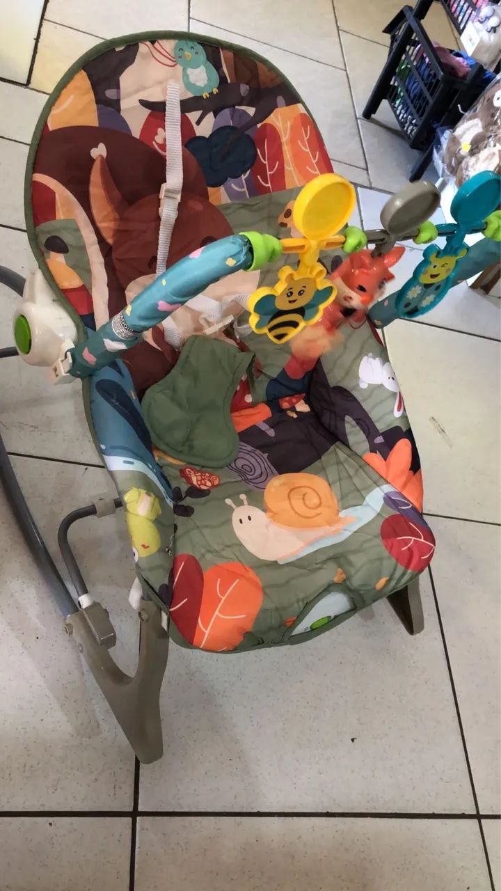 Cadeirinha de descanso bebê vibra e toca