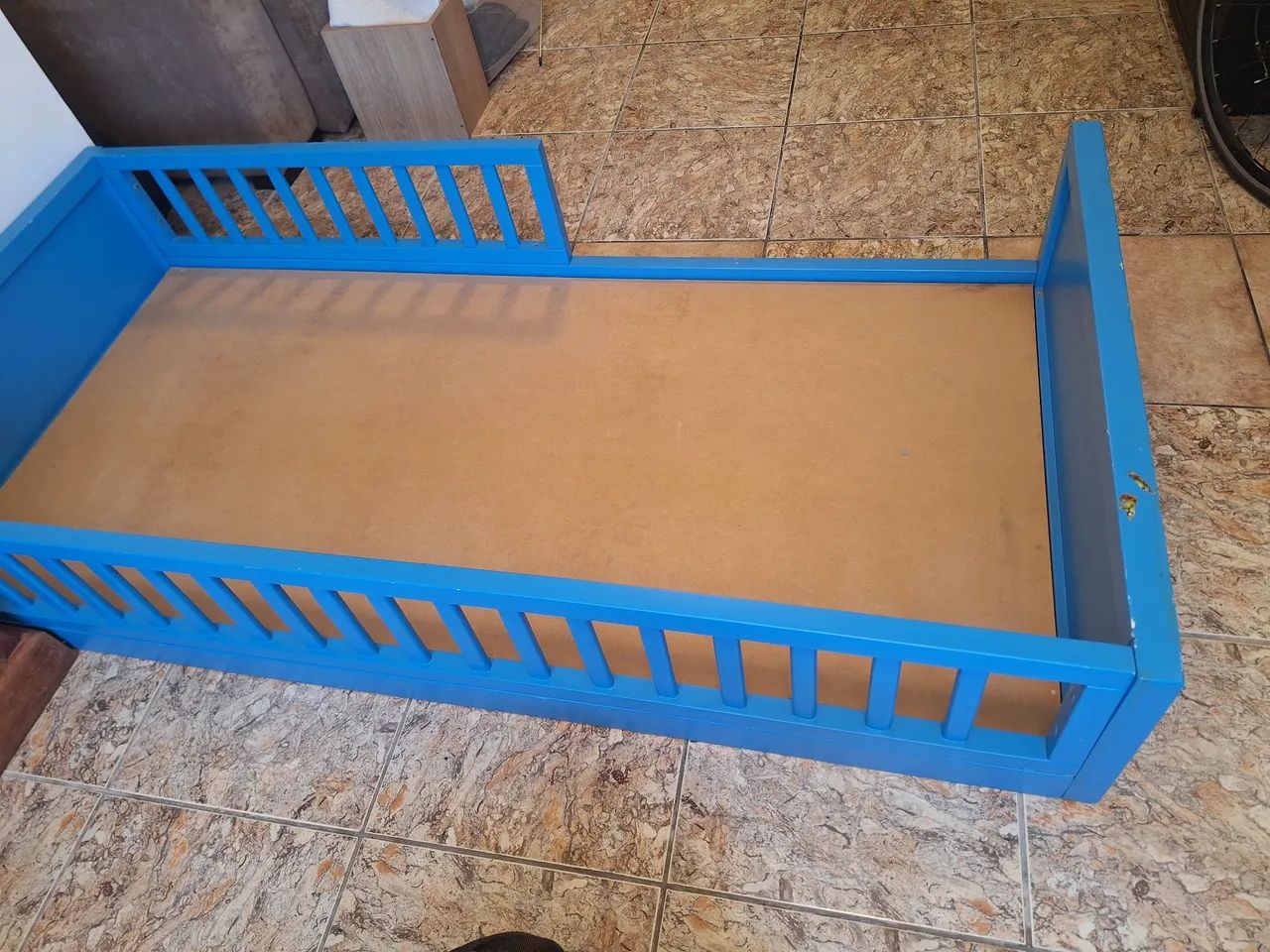 Vendo cama de solteiro, azul, baixa e em excelente estado 