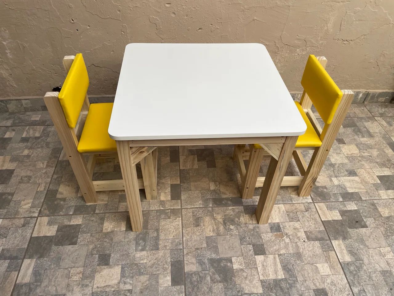 Mesa infantil mdf, com cadeiras estofadas amarelas 