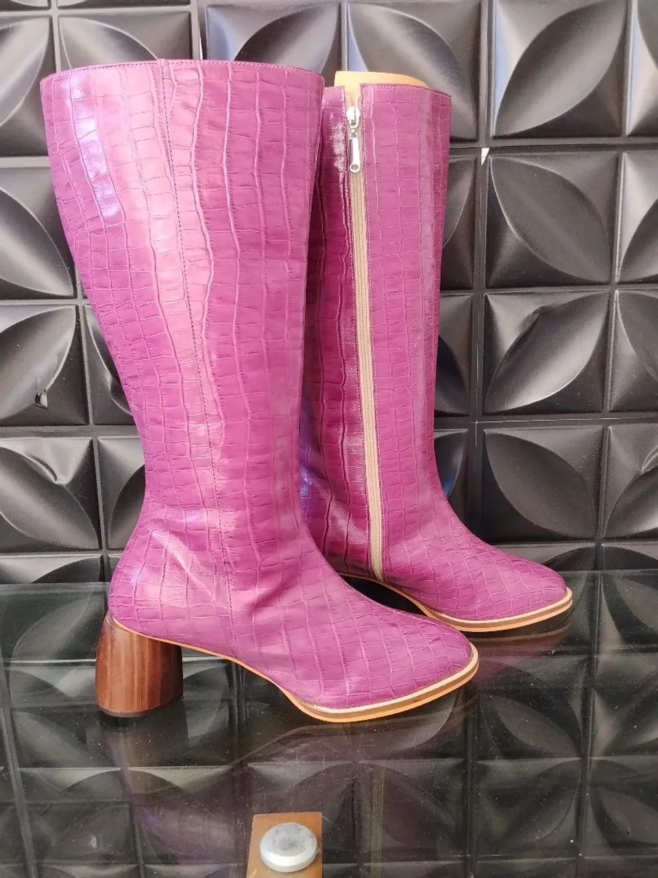 Bota cano longo, salto bloco madeira,marca(Danni Barreto) 