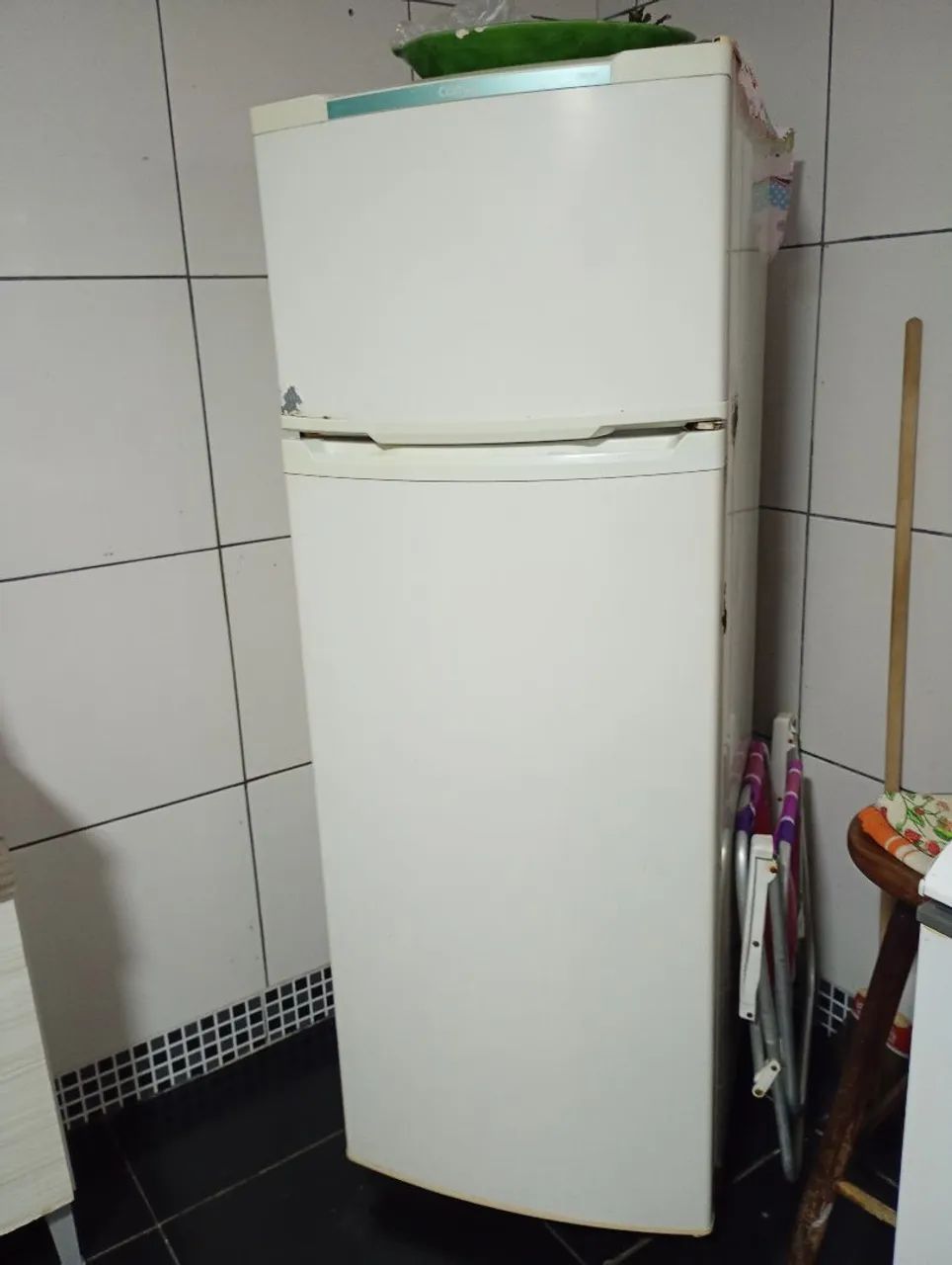 Geladeira branca funcionando perfeitamente 