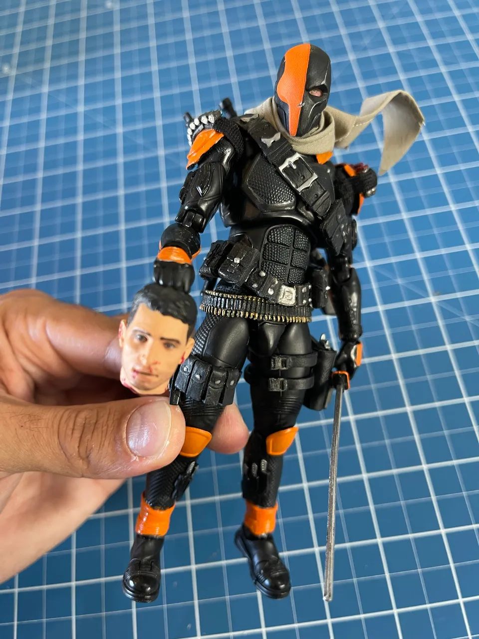 Deathstroke Custom - Base mafex original  - Foto 3
